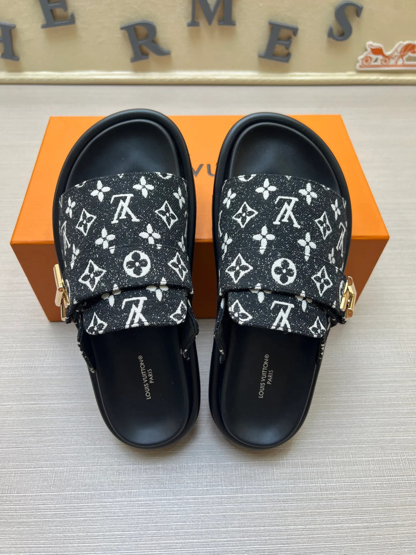 Factory price: 360💰【LOUIS VUITTON】Louis Vuitton, LV printing, men's and women's slippers are on the market, drawer box packaging with cloth bag, card, the upper pattern looks very soft and waxy, super versatile leg slimming artifact. Fabric: imported denim/canvas/old fabric, LV hardware LOGO, official website pattern printing, comfortable to wear, foot pads: high elastic men's shoes💰U water table. Sole: foam sole, heel height: about 5cm. Code number: 35-46, 35, 45, 46 are custom-made and non-returnable. Color: multiple colors and styles available.